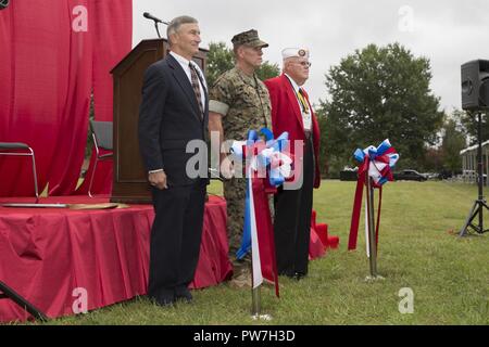 De gauche à droite, le Corps des Marines à la retraite, le général Mike Regner, Commandant national de la Marine Corps League Wendell Webb et le lieutenant-général Robert S. Walsh, commandant général, Marine Corps Combat Development Command, au garde à vous lors de la cérémonie d'aujourd'hui à Marine pour Lejeune, Marine Corps Base Quantico, en Virginie, le 19 septembre 2017. Ouvert au public, l'exposition est organisée chaque année pour afficher la progression de l'équipement et de la technologie utilisée pour la Marine moderne de jour. Banque D'Images