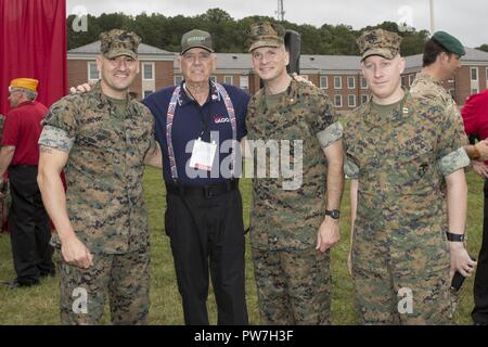 De gauche à droite, le Corps des Marines des États-Unis 1er. Le Sgt. Joseph Sorgie, première compagnie de commandement et de service de l'Administration centrale, le sergent bataillon (HQSVBN), tir à la retraite Le Sgt. Ermey Ronald L., le major Todd A. O'Brien, commandant, HQ Co., HQSVBN, et le Capitaine Richard F. Diana, dirigeant d'entreprise de l'Administration centrale, HQSVBN, posent pour une photo après la conclusion de la cérémonie d'ouverture de jour moderne à Marine Lejeune Domaine, Marine Corps Base Quantico, en Virginie, le 19 septembre 2017. Ouvert au public, l'exposition est organisée chaque année pour afficher la progression de l'équipement et de la technologie utilisée pour la Marine moderne de jour. Banque D'Images