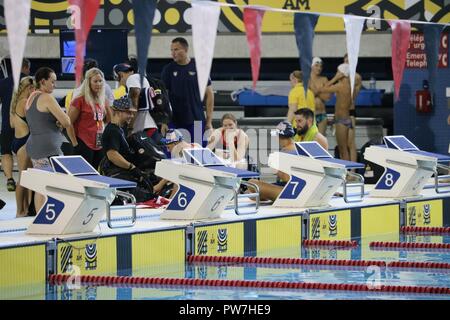 Les membres d'équipe nous préparer à nager la formation au Centre des sports panaméricains de Toronto, Toronto, Canada, le 22 septembre 2017 en préparation de l'Invictus 2017 Jeux. Les jeux auront lieu du 23 au 30 septembre. Invictus est un style international paralympique, évènement multi-sport, créé par le prince Harry de Galles, où blessé, malade ou blessé des membres des forces armées du monde entier participer aux sports, notamment le basket-ball en fauteuil roulant, rugby en fauteuil roulant, le volleyball assis, athlétisme et jetant des événements sur le terrain), tir à l'arc, randonnée à vélo, tennis en fauteuil roulant, dynamophilie, golf, natation, et à l'intérieur ro Banque D'Images