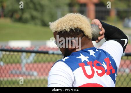 Vétéran de l'armée américaine Bobby Green travaille sur sa technique de lancer, le 23 septembre, au stade de Lion de New York, Toronto, Canada, en préparation de l'Invictus Jeux. Les jeux auront lieu du 23 au 30 septembre. Invictus est un style international paralympique, évènement multi-sport, créé par le prince Harry de Galles, où blessé, malade ou blessé des membres des forces armées du monde entier participer aux sports, notamment le basket-ball en fauteuil roulant, rugby en fauteuil roulant, le volleyball assis, athlétisme et jetant des événements sur le terrain), tir à l'arc, randonnée à vélo, tennis en fauteuil roulant, dynamophilie, golf, natation, et l'aviron en salle. Plus de 5 Banque D'Images