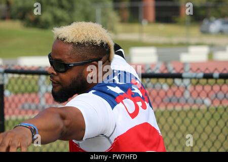 Vétéran de l'armée américaine Bobby Green travaille sur sa technique de lancer, le 23 septembre, au stade de Lion de New York, Toronto, Canada, en préparation de l'Invictus Jeux. Les jeux auront lieu du 23 au 30 septembre. Invictus est un style international paralympique, évènement multi-sport, créé par le prince Harry de Galles, où blessé, malade ou blessé des membres des forces armées du monde entier participer aux sports, notamment le basket-ball en fauteuil roulant, rugby en fauteuil roulant, le volleyball assis, athlétisme et jetant des événements sur le terrain), tir à l'arc, randonnée à vélo, tennis en fauteuil roulant, dynamophilie, golf, natation, et l'aviron en salle. Plus de 5 Banque D'Images