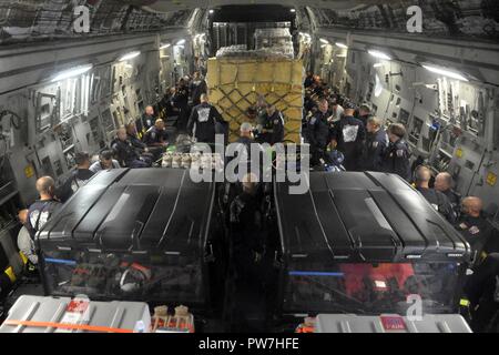 L'Agence fédérale de gestion des urgences en matière de recherche et de sauvetage à bord d'un des membres du Groupe de travail U.S. Air Force C-17 Globemaster III affectés à la 89e Escadron de transport aérien à Douvres AFB, Texas, 24 septembre 2017. Les équipes de la FEMA 1 Groupe de travail de l'Indiana et le Maryland Task Force 1 ont été transportés à Puerto Rico à contribuer aux secours à la suite de dommages de l'Ouragan Maria. Banque D'Images