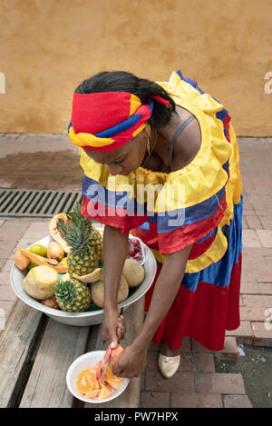 Vendeur de fruits de la rue en-action. Carthagène, Colombie. Sep 2018 Banque D'Images