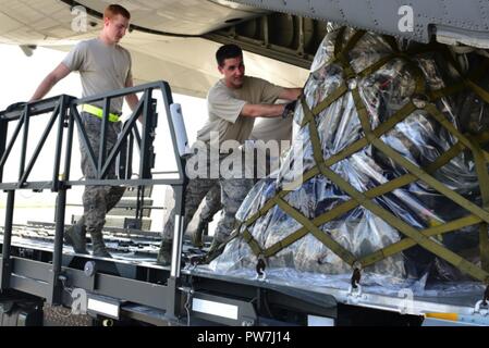 Air Force Senior Airman Kevin Cully (gauche) supervise le conseiller-maître Sgt. John Waszak, comme il charge sur un cargo C-130 Hercules à la station de la Réserve aérienne de Niagara Falls dans l'État de New York, le 25 septembre 2017. L'air des appareils de la Garde nationale, à partir de la 152e Escadre de transport aérien à Reno, Nevada est prévu d'arriver à Sainte Croix, îles Vierges américaines, avec des fournitures et du personnel pour aider aux efforts de rétablissement après les ouragans Irma et Maria. Cully et Waszak sont tous deux spécialistes du transport aérien avec le 30e Escadron de Port de l'antenne. Banque D'Images