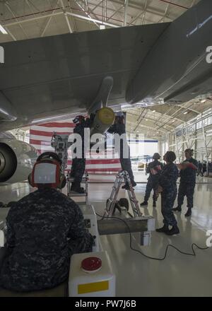 OAK Harbor, Washington (septembre 1994). 20, 2017) marins affectés à l'Escadron de patrouille (VP) 4 chargement d'un AGM-84D Harpoon sur un P-8A Poseidon avion pendant une inspection de la compétence technique des armes classiques. VP-4 continuera d'effectuer des inspections de compétence au cours de l'escadron s'interdeployment cycle de préparation. Banque D'Images