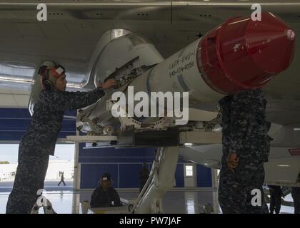 OAK Harbor, Washington (septembre 1994). 20, 2017) marins affectés à l'Escadron de patrouille (VP) 4 chargement d'un AGM-84D Harpoon sur un P-8A Poseidon avion pendant une inspection de la compétence technique des armes classiques. VP-4 continuera d'effectuer des inspections de compétence au cours de l'escadron s'interdeployment cycle de préparation. Banque D'Images