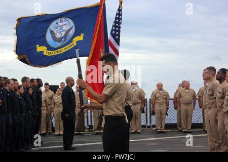 Océan Atlantique (septembre 1994). 16, 2017) marins affectés à la classe de Harpers Ferry landing ship dock amphibie USS Carter Hall (LSD 50) color guard parade les couleurs lors d'un premier maître de cérémonie l'épinglage sur le pont d'envol du navire le 16 septembre 2017. Carter Hall est déployé avec le groupe amphibie Bataan pour appuyer les opérations de sécurité maritime et les efforts de coopération en matière de sécurité dans le théâtre en Europe et au Moyen-Orient. Banque D'Images