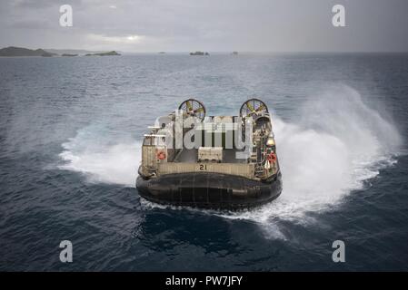 L'Okinawa, Japon (sept. 22, 2017) Landing Craft Air Cushion (LCAC) 21, affectés à la plage de la Marine (NBU) 7 approches, le pont du coffre du navire d'assaut amphibie USS Bonhomme Richard (DG 6) au cours des opérations de récupération LCAC. Bonhomme Richard, navire amiral du Bonhomme Richard, groupe expéditionnaire fonctionne en Indo-Asia-région du Pacifique pour améliorer les partenariats et être une force de réaction pour prêt à tout type d'imprévus. Banque D'Images