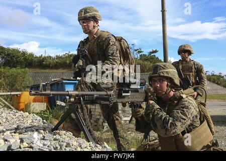 Les Marines américains avec 1er Bataillon, 8ème Marines, 3e Division de marines, III Marine Expeditionary Force assurent la sécurité sur le Camp Gonsalves à Okinawa, Japon, Septembre 21, 2017 tout en participant à une simulation de mission du personnel de recouvrement tactique. Un piège mission consiste à récupérer un blessé qui a éjecté d'un avion. Banque D'Images