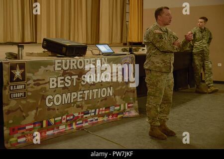 Le colonel de l'Armée américaine William C. Lindner, le 7e commandement de l'instruction de l'Armée de terre (7e cat) Chef du personnel, les adresses des concurrents de diverses nations avant de participer à la meilleure équipe européenne de la concurrence, Sniper à la 7e zone d'entraînement Grafenwoehr ATC, Allemagne, 24 septembre 2017. L'Escouade Sniper mieux la concurrence est un stimulant de la concurrence l'Europe de l'armée les militaires de toute l'Europe de la concurrence et améliorer le travail d'équipe avec les alliés et les pays partenaires. Banque D'Images