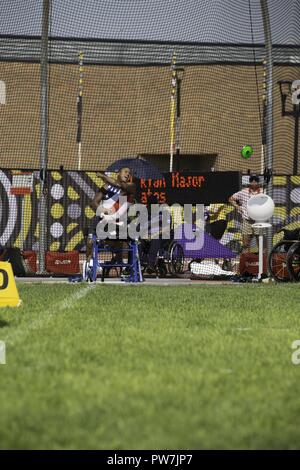 Vétéran de l'armée américaine Ryan assiste à l'événement majeur de discus à York Lions Stadium (YOR), Toronto, Canada, 25 septembre 2017. Invictus Games, Septembre 23-30, est un style international paralympique, évènement multi-sport, créé par le prince Harry de Galles, où blessés, blessés ou malades le personnel des forces armées et les anciens combattants participent aux sports, notamment le basket-ball en fauteuil roulant, rugby en fauteuil roulant, assis volley-ball, tir à l'arc, randonnée à vélo, tennis en fauteuil roulant, dynamophilie, golf, natation, et l'aviron en salle. Banque D'Images