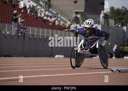 Vétéran du Corps des Marines américain Anthony McDaniel assiste à l'événement cycliste au stade des Lions de York (YOR), Toronto, Canada, 25 septembre 2017. Invictus Games, Septembre 23-30, est un style international paralympique, évènement multi-sport, créé par le prince Harry de Galles, où blessés, blessés ou malades le personnel des forces armées et les anciens combattants participent aux sports, notamment le basket-ball en fauteuil roulant, rugby en fauteuil roulant, assis volley-ball, tir à l'arc, randonnée à vélo, tennis en fauteuil roulant, dynamophilie, golf, natation, et l'aviron en salle. Banque D'Images