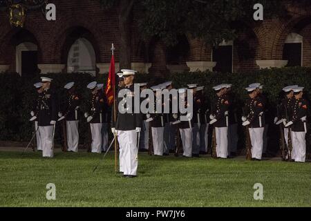 Marines avec la Compagnie Alpha, Marine Barracks Washington D.C., exécuter "de fixer les baïonnettes" au cours d'une cérémonie de la retraite pour le lieutenant-général John E. Wissler, commandant sortant de la Force terrestre, Marine Corps de Marine Barracks Washington D.C., du 22 septembre 2017. Avant Marine Corps Forces Command, Wissler a servi comme commandant général de III Marine Expeditionary Force. Il prend sa retraite après 39 années de service dévoué au sein du Corps. Banque D'Images