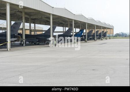 La 482e Escadre de chasse F-16C vipères sont garés à Homestead Air Reserve Base en Floride, après le retour d'être évacué, le 21 septembre 2017. Les appareils de l'escadre de chasse ont été évacuées au Texas à l'avance de l'ouragan l'Irma est frappé avec la Floride. Banque D'Images