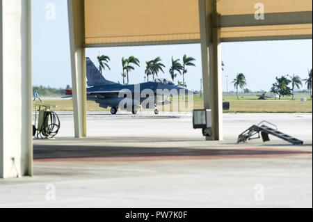 La 482e Escadre de chasse F-16C Viper taxis à Homestead Air Reserve Base en Floride, après le retour d'être évacué, le 21 septembre 2017. Les appareils de l'escadre de chasse ont été évacuées au Texas à l'avance de l'ouragan l'Irma est frappé avec la Floride. Banque D'Images