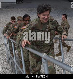 Le brigadier de l'armée américaine. Le général Deborah L. Kotulich, général commandant, Commandement de soutien (143d), l'expéditionnaire conseils de La Nouvelle-Orléans, un débarquement de l'armée américaine Utility, 25 septembre 2017, à Tampa, en Floride, les soldats de la 824e compagnie de transport (bateau) Kotulich lourd a donné un tour de leur navire polyvalent qui offre de soutenir les capacités clés pour l'armée américaine. U.S. Army Reserve Command a alerté l'équipage de la Nouvelle Orléans pour préparer leur navire pour charger des fournitures nécessaires au maintien de la vie pour appuyer les efforts de secours humanitaires pour Porto Rico et d'autres îles dévastées par l'Ouragan Maria. Banque D'Images