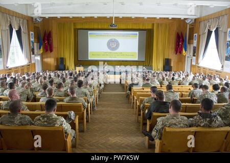 L'armée ukrainienne des soldats du 1er Bataillon, 95e brigade aéromobile séparé prendre part à une analyse après action où ils ont discuté de la performance du bataillon pendant leurs 55 jours d'instruction au combat de Yavoriv le centre de formation sur le maintien de la paix internationale et la sécurité dans l'ouest de l'Ukraine, le 23 septembre. Banque D'Images
