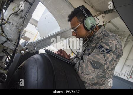 Palascios-Conde Senior Airman Jonathan, crewchief, reviews un ordre technique lors d'un plein un KC-135 sur la 108e Escadre à tablier Joint Base McGuire-Dix-Lakehurst, N.J., le 20 septembre 2017. Le ravitaillement en vol KC-135 est une partie de la préparation qui va dans la préparation d'un jet pour toute mission. Banque D'Images