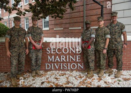 Corps des Marines américains, le général John K. Amour, général commandant la 2e Division de marines, (2d MARDIV), gauche, Marine américaine Maître de 2e classe Johnathan Morris, jeune marin du trimestre, Maître de 3e classe Aaron Tucker, Marin du trimestre, Commande Master Chief Jody G. Fletcher, maître de la commande 2d en chef MARDIV, et le Sgt. Le major Michael P. Woods, Sgt. Le major 2d MARDIV, poser après une cérémonie des couleurs du matin au Camp Lejeune, N.C., 26 Septembre, 2017. La cérémonie est organisée en l'honneur des couleurs ainsi que les Marines et les marins. Banque D'Images