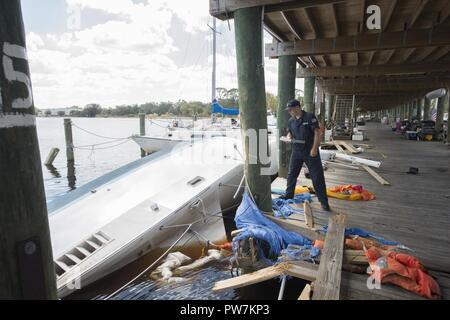 Maître de 3e classe Stephen Hewlett, un technicien en sciences de la mer de la Garde côtière canadienne avec la gestion des incidents de Jacksonville Secteur Division, évalue la pollution par les navires mardi, 26 Septembre, 2017 à un quai à Jacksonville, en Floride. La Garde côtière a été rejoint par Florida Department of Environmental Protection dans leur réponse au rapport de la pollution liée à la tempête dans la région de Jacksonville. Banque D'Images