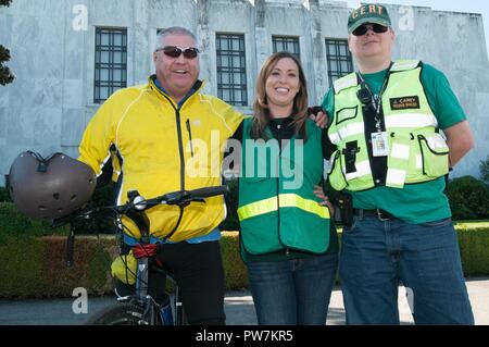 Tom Dalke (à gauche) pose avec sa belle-fille, Robin Dalke, bénévole pour le Salem Community Emergency Response Team (CERT), et John Carey, directeur de programme pour le Moyen-Orient, au CERT Salem Oregon State Capitol building, le 23 septembre 2017, pendant la "Préparez-Salem" événement, dans le cadre de la préparation nationale Mois à mieux faire connaître l'état de préparation d'urgence. Banque D'Images