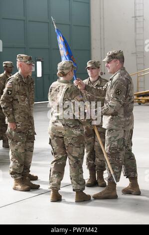 Cérémonie de passation de commandement du commandant sortant Elsa L. Johnson et nouveau Commandant Major Ashlie I. Christian de la compagnie B 277e ASB Illesheim Army Airfield, Bavière, Allemagne, 21 septembre 2017. Banque D'Images