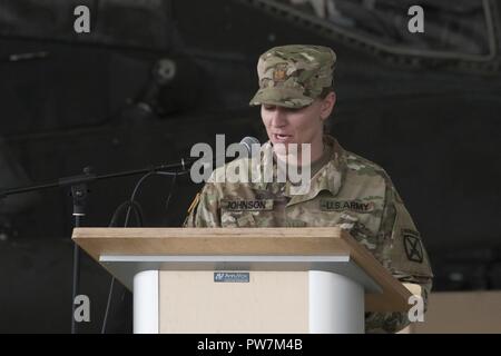 Cérémonie de passation de commandement du commandant sortant Elsa L. Johnson et nouveau Commandant Major Ashlie I. Christian de la compagnie B 277e ASB Illesheim Army Airfield, Bavière, Allemagne, 21 septembre 2017. Banque D'Images