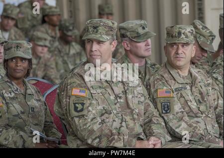 Cérémonie de passation de commandement du commandant sortant Elsa L. Johnson et nouveau Commandant Major Ashlie I. Christian de la compagnie B 277e ASB Illesheim Army Airfield, Bavière, Allemagne, 21 septembre 2017. Banque D'Images