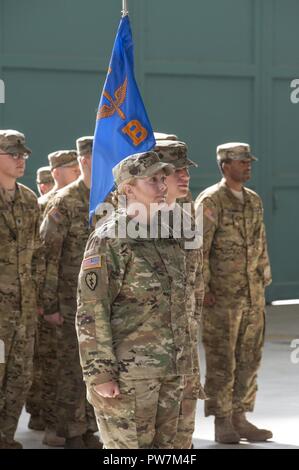 Cérémonie de passation de commandement du commandant sortant Elsa L. Johnson et nouveau Commandant Major Ashlie I. Christian de la compagnie B 277e ASB Illesheim Army Airfield, Bavière, Allemagne, 21 septembre 2017. Banque D'Images