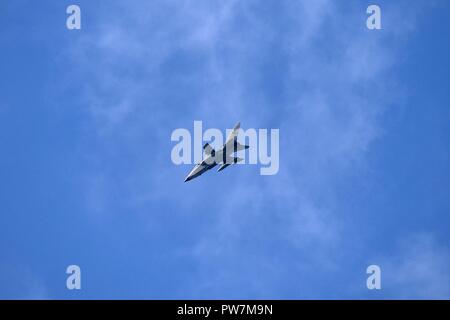 Une armée de l'air italienne Panavia Tornado vole à l'appui des parachutistes du 1er bataillon du 503e Régiment d'infanterie, 173e Brigade aéroportée et parachutistes italiens de la 4e Régiment de parachutistes italiens Alpini, septembre 2017 au cours de l'exercice de la chaleur à la base de la Force Aérienne Italienne Rivolto, Udine Italie, le 26 septembre 2017. La 173e Brigade aéroportée de l'armée américaine est la force de réaction d'urgence en Europe, capables de projeter des forces n'importe où aux États-Unis, d'Europe centrale ou de l'Afrique des commandes de domaines de responsabilité. Banque D'Images