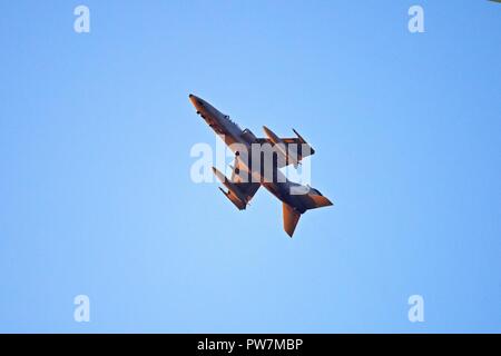 Une armée de l'air italienne AMX vole à l'appui de parachutistes du 1er bataillon du 503e Régiment d'infanterie, 173e Brigade aéroportée et parachutistes italiens affectés à la 4e Régiment Alpini, septembre 2017 au cours de l'exercice de la chaleur à la base de la Force Aérienne Italienne Rivolto, Udine Italie, le 26 septembre 2017. La 173e Brigade aéroportée de l'armée américaine est la force de réaction d'urgence en Europe, capables de projeter des forces n'importe où aux États-Unis, d'Europe centrale ou de l'Afrique des commandes de domaines de responsabilité. Banque D'Images