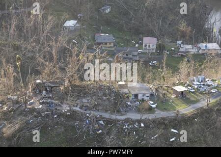 Vue aérienne montre la dévastation de Porto Rico, le 25 septembre 2017 après l'Ouragan Maria ont balayé l'île, 20 sept ; détruit des maisons, les lignes électriques et downing déraciner la végétation. La Garde nationale a déployé plus de 1 000 troupes pour fournir des secours d'appui aux côtés d'autres partenaires fédéraux et d'état d'aider les efforts de secours. Banque D'Images