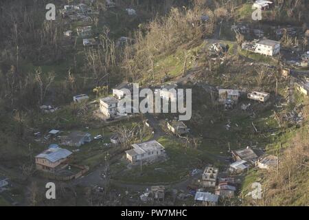 Vue aérienne montre la dévastation de Porto Rico, le 25 septembre 2017 après l'Ouragan Maria ont balayé l'île, 20 sept ; détruit des maisons, les lignes électriques et downing déraciner la végétation. La Garde nationale a déployé plus de 1 000 troupes pour fournir des secours d'appui aux côtés d'autres partenaires fédéraux et d'état d'aider les efforts de secours. Banque D'Images