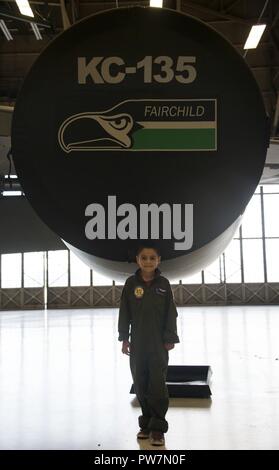 Toby Lee pose pour une photo devant un KC-135 moteur lors d'une visite de la base d'un pilote d'un jour le 22 septembre 2017 de l'événement, à Fairchild Air Force Base, à Washington. Toby est arrivé à Fairchild, avec sa famille, et a été accueilli par le colonel Scot The Heathman, 92e Escadre de ravitaillement en vol, vice-commandant, en collaboration avec les membres de la 93e Escadron de ravitaillement. Banque D'Images