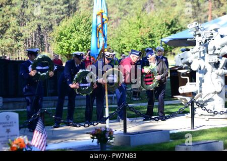 Les anciens combattants et les membres de la place de la Garde côtière de gerbes au Monument de la tombe de première classe signaleur Douglas Munro à Cle Elum, Washington, le 27 septembre 2017. La cérémonie a eu lieu en l'honneur du 75e anniversaire de l'adoption de Munro qui est la Garde côtière la seule médaille de l'honneur du récipiendaire. Banque D'Images