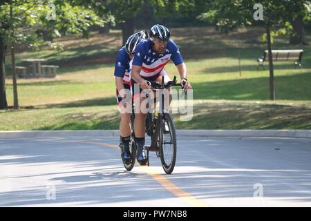 Vétéran de l'armée américaine Sean Johnson et guide Greg Miller s'attaquer à la colline durant l'événement vélo-tandem à High Park, Toronto, Canada, le 26 septembre 2017 au cours de l'Invictus Jeux. Les jeux auront lieu du 23 au 30 septembre. Invictus est un style international paralympique, évènement multi-sport, créé par le prince Harry de Galles, où blessé, malade ou blessé des membres des forces armées du monde entier participer aux sports, notamment le basket-ball en fauteuil roulant, rugby en fauteuil roulant, le volleyball assis, athlétisme et jetant des événements sur le terrain), tir à l'arc, randonnée à vélo, tennis en fauteuil roulant, dynamophilie, golf, natation, et dans Banque D'Images