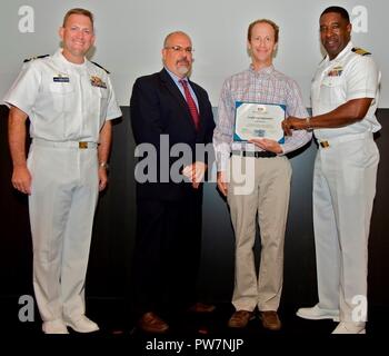 DAHLGREN, Virginie - Joel Harrison reçoit son certificat de mérite de Naval Surface Warfare Center Dahlgren Division (NSWCDD) Directeur Technique John Fiore, NSWCDD Commandant Le capitaine Godfrey 'Gus' Weekes, droite, et combattre l'activité Systèmes de direction Dam Neck commandant le Cmdr. Andrew Hoffman à l'universitaire NSWCDD 2017 Cérémonie de remise des prix. Harrison a été reconnu pour l'obtention de son diplôme de doctorat en génie électrique de l'Université de Virginie, et félicité pour son engagement à l'égard de leur développement personnel et professionnel. Banque D'Images