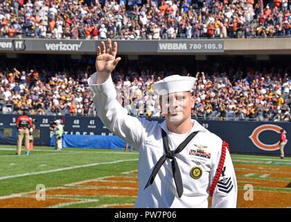 Grands Lacs, Illinois (sept. 24, 2017) - Naval Aircrewman (hélicoptère) 1re classe Steven Leib, affecté à la Division de recruter à la commande commande d'entraînement des recrues, des vagues d'une foule de 57 759 fans comme il est reconnu que l'équipe de football Chicago Bears Salut militaire bénéficiaire durant un match à domicile le 24 septembre à Soldier Field. Les ours/Boeing Salut militaire dispose d'un membre de l'armée d'être honorés au cours d'une reconnaissance sur le terrain à chaque match à domicile, la possibilité pour l'Ours, Boeing et fans de rendre grâce et de montrer leur soutien à ceux qui protègent notre pays. Banque D'Images