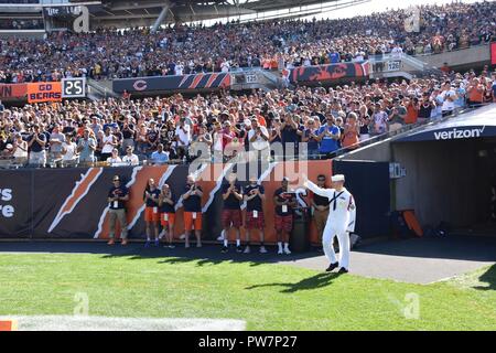 Jpg GREAT LAKES, dans l'Illinois (sept. 24, 2017) - 1ère classe hélicoptère naval Aircrewman Steven Leib, recruter, recruter de commande de la Division de l'instruction, des courbes pour une foule de 57 759 fans pendant qu'il marche sur le terrain tout en étant reconnu comme le Chicago Bears Salut militaire bénéficiaire durant un match à domicile le 24 septembre à Soldier Field. Les ours/Boeing Salut militaire dispose d'un membre de l'armée d'être honorés au cours d'une reconnaissance sur le terrain à chaque match à domicile, la possibilité pour l'Ours, Boeing et fans de rendre grâce et de montrer leur soutien à ceux qui protègent notre pays. Banque D'Images