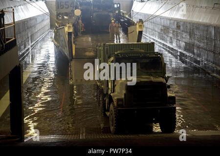 Mer des Caraïbes (sept. 26, 2017) Les véhicules transportant les générateurs et autres équipements de débarquement, embarquement sur un utilitaire dans le pont du coffre de l'assaut amphibie USS Kearsarge LHD (3) pour le transport à Porto Rico. Kearsarge participe à des efforts de secours à la suite du cyclone Maria. Le ministère de la Défense soutient l'Agence fédérale de gestion des urgences, le principal organisme fédéral, en aidant les personnes touchées par l'Ouragan Maria afin de minimiser la souffrance et est une composante de l'ensemble de l'intervention. Banque D'Images