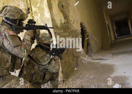 Le s.. Jimmy Vogt (avant), de Kellyville, Oklahoma, et Sgt. Nelson, Magdeleine a Bourget de Crowder, New York, tous deux membres d'une compagnie, 1er Bataillon, 279e Régiment d'infanterie, 45e Brigade d'infanterie de l'équipe de combat, l'engagement de cibles à l'aide de cycles de simulation lors d'opérations militaires en terrain urbain formation au combat de Yavoriv Centre de formation sur le maintien de la paix internationale et la sécurité dans l'ouest de l'Ukraine, le 27 septembre. La 45e est déployée à l'Ukraine dans le cadre du Projet conjoint de formation Group-Ukraine multinationales et les mentors des instructeurs de Yavoriv CCT pendant qu'ils former des unités de l'armée ukrainienne rotat Banque D'Images