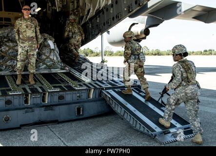 Le lieutenant général de l'armée américaine Charles D. Luckey, chef de l'armée américaine, accueille des soldats du 332e bataillon de transport qu'ils montez à bord d'une U.S. Air Force C-17 Globemaster III de cargo de participer à une mission de formation de redéploiement, le 27 septembre 2017, à la base aérienne MacDill, Floride Luckey rejoint le 332e des soldats sur leur vol pour observer directement comment le bataillon a planifié, organisé et exécuté un exercice de préparation au déploiement de niveau III. Niveau d'ERD III évalue une capacité de l'unité de mobiliser rapidement à sa station d'accueil et de déploiement outre-mer dans les 96 heures. Banque D'Images