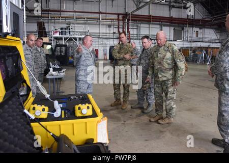 Le Brigadier-général Dave Wood, directeur du Texas Air National Guard personnel conjoint, la Garde nationale de l'air Visites pour discuter de leur rôle dans les opérations domestiques au 171e Escadre de ravitaillement en vol près de Pittsburgh en Pennsylvanie, le 14 janvier 2016. Les clients de l'événement comprenait également le Colonel Sam Hayes, J3 Directeur des opérations nationales, le Colonel Robert Hepner, titulaire J3 Directeur des opérations nationales, le Colonel Rick Davison, Vice-J3, le Lieutenant-colonel Pershing Markle, directeur adjoint des opérations domestiques et le capt Phil Maher les opérations en cours. Banque D'Images