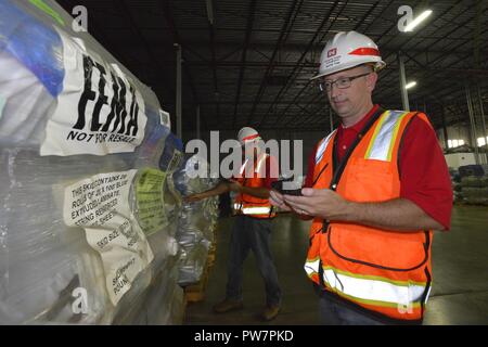 Patrick Trèves et Lucius Duerksen, tous deux de l'US Army Corps of Engineers, District de Kansas City, vérifier des palettes de matériel toit bleu pour le stock à un entrepôt local à Miami, Floride, avant de le déployer sur le terrain. Trèves et Duerksen sont un inspecteur de la qualité et toit bleu objet experts déployés en Floride à l'appui de l'ouragan l'Irma. Des centaines d'employés du USACE de partout dans le monde sont en service dans la Floride, Puerto Rico ande les îles Vierges américaines. (USACE Banque D'Images