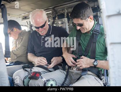 De gauche, Texas sénateurs Ted Cruz et John Cornyn et président de la Chambre Paul Ryan se préparer pour un survol de régions touchées par l'ouragan Harvey sur Septembre 21, 2017. Le oveflight ont suivi une brieifing dirigées par le Capitaine Kevin Oditt, commandant du Secteur de la Garde côtière canadienne Houston-Galveston. Banque D'Images