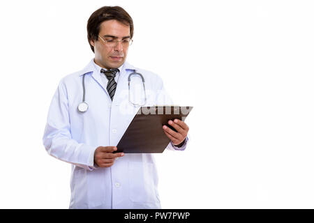 Portrait de jeune homme médecin persan lecture le presse-papiers Banque D'Images