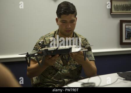 Corps des Marines des États-Unis Le Cpl. Rory W. Lange, spécialiste de l'intel, 2e bataillon du 8e Régiment de Marines, 2e Division de marines, assiste à une classe d'apprendre à monter et voler un avion sans pilote d'impression 3D sur système de Camp Lejeune, en Caroline du Nord, le 26 août 2017. Le ODSUAS drone a été créée par l'impression 3D à faible coût, facile à réparer, et avoir une maintenance simple pour permettre aux marines d'utiliser l'avant déploiement. Banque D'Images