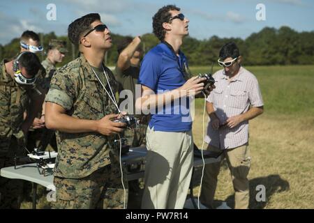 Corps des Marines des États-Unis Le Cpl. Rory W. Lange, spécialiste de l'intel, 2e bataillon du 8e Régiment de Marines, 2e Division de marines, fly 3D printed unmanned aircraft system (ODSUAS grand) sur Camp Lejeune, N.C., 27 août 2017. Le ODSUAS drone a été créée par l'impression 3D à faible coût, facile à réparer, et avoir une maintenance simple pour permettre aux marines d'utiliser l'avant déploiement. Banque D'Images