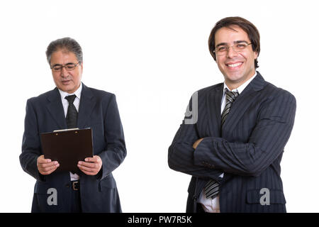 Les jeunes professionnels Persian businessman smiling avec les bras croisés et se Banque D'Images