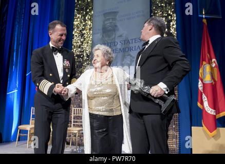 WASHINGTON (septembre 1994). 27, 2017) Le chef des opérations navales (ONC) Adm. John Richardson, gauche, présente avec le noir Ima 2017 Lone Sailor Award au National Building Museum, le 27 septembre à Washington, D.C. L'United States Navy Memorial Foundation, représentée par l'ancien Adm arrière. Frank Thorp, droit, accueille l'événement et a choisi la fin Delbert Black et son épouse, Ima, pour le prix, ce qui en fait les premiers à recevoir les Lone Sailor Award. Delbert Black a été le premier Master Chief Petty Officer de la Marine (MCPON), et Ima, un membre de la Marine VAGUES (femmes ont accepté d'urgence volontaire Banque D'Images